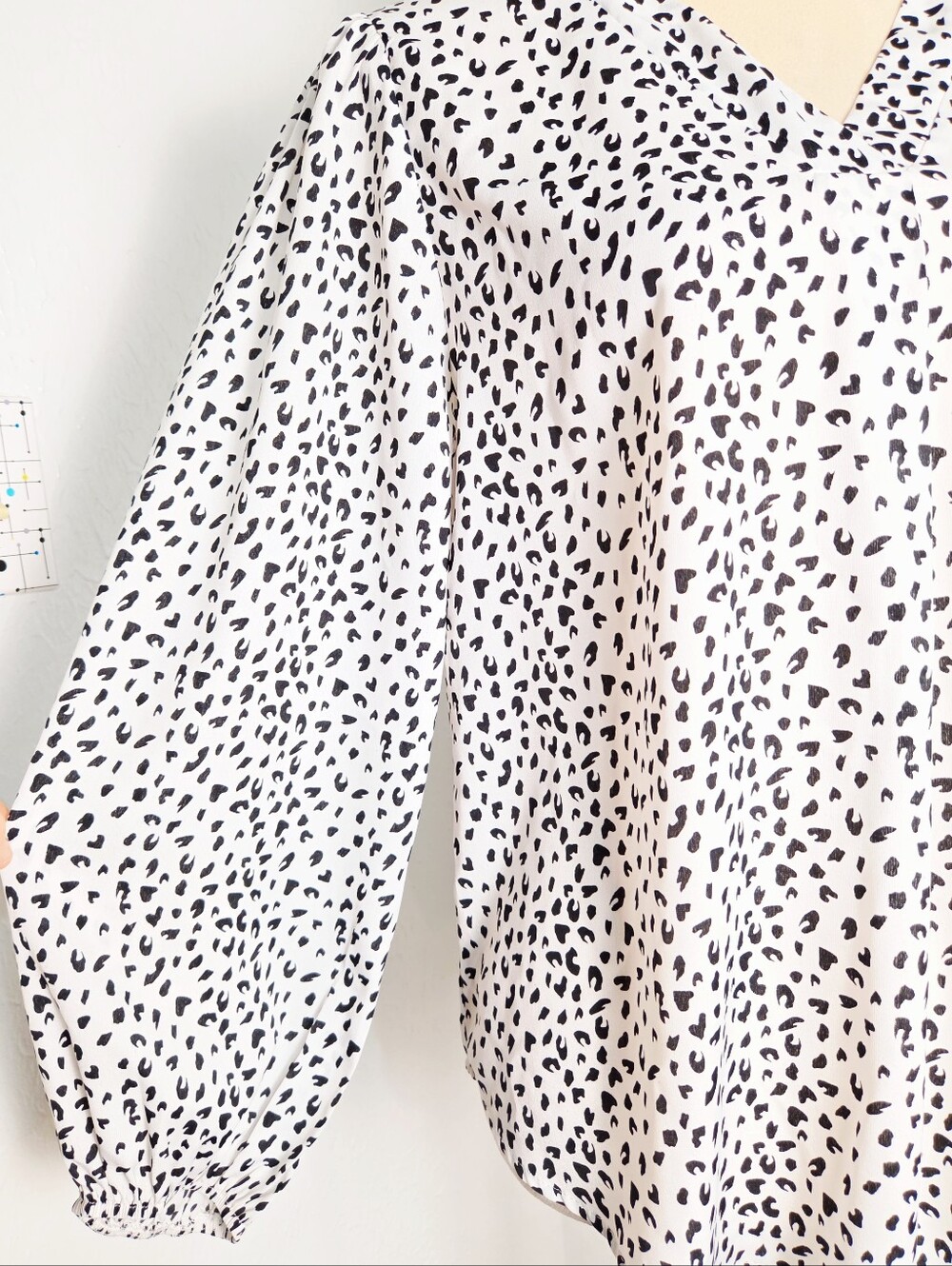 White & Black Dotted V-Neck Long Wide Sleeve Top, Size Medium - Picture 5 of 9